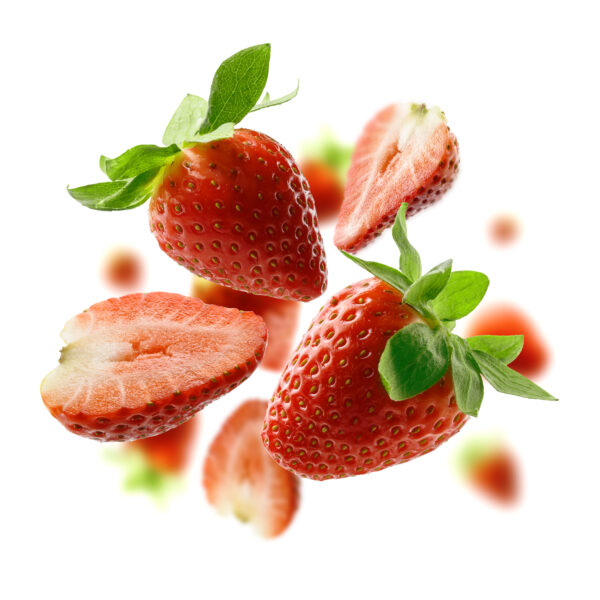 Groupe de fraises entières et coupées